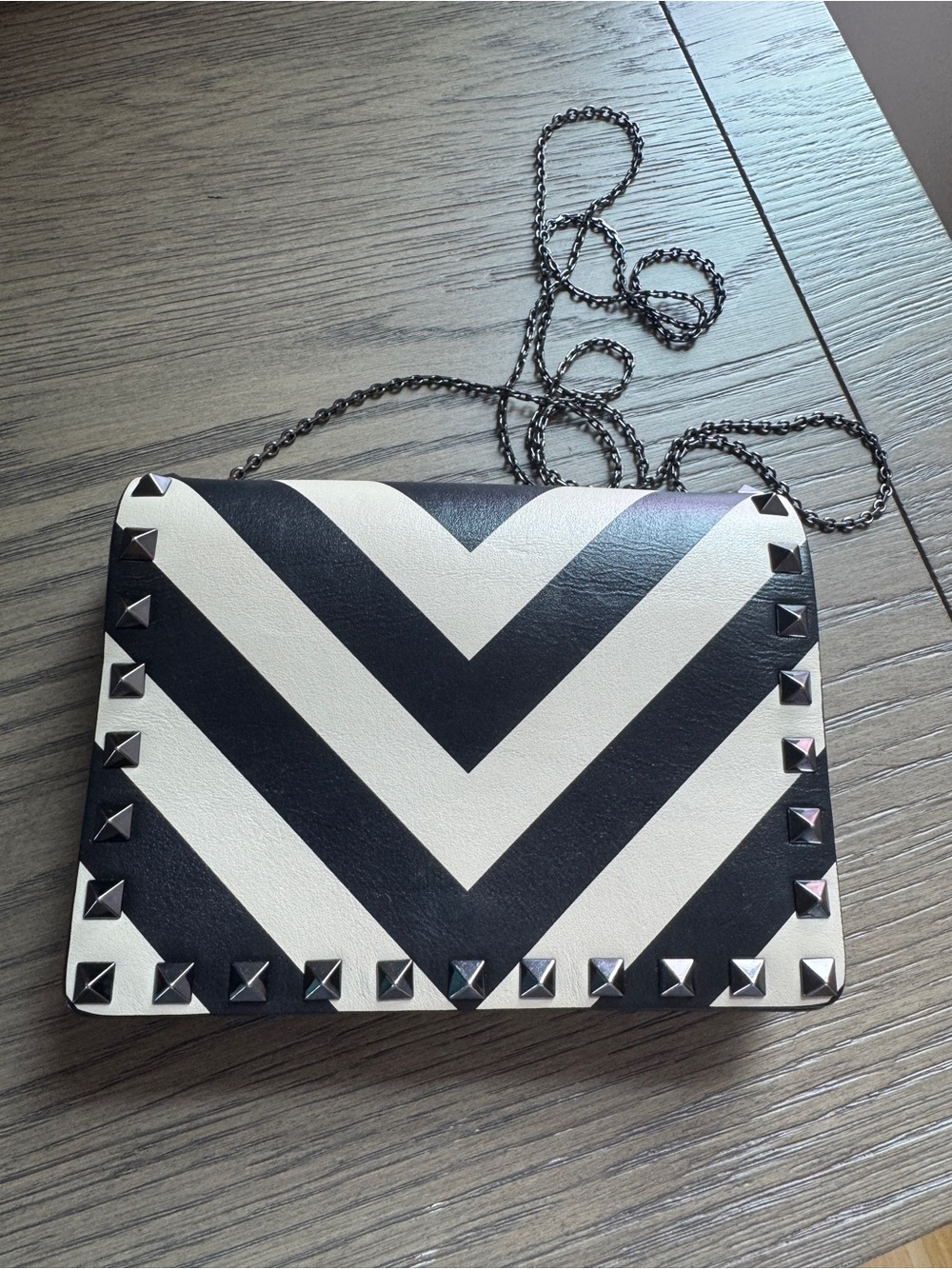 Valentino Garavani Chevron
Striped Rockstud Wristlet
Clutch ivory black